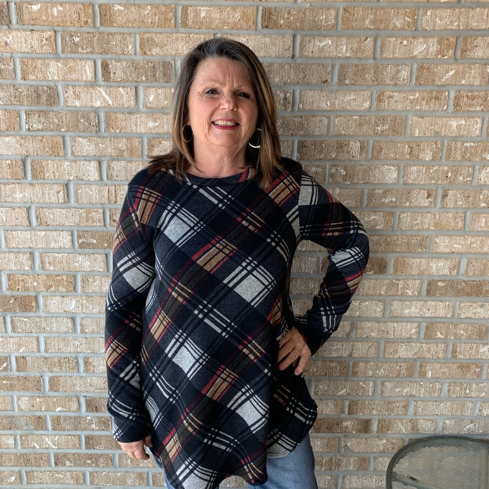 Women’s/Juniors boutique black plaid boutique top